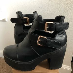 Platform combat boots!! Black w gold buckles!